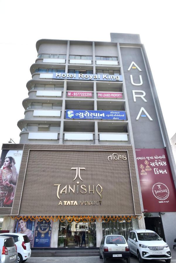 ホテル ロイヤル キング バイ スカイ ステイズ アーメダバード エクステリア 写真